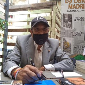 Hombre mayor con gorra negra