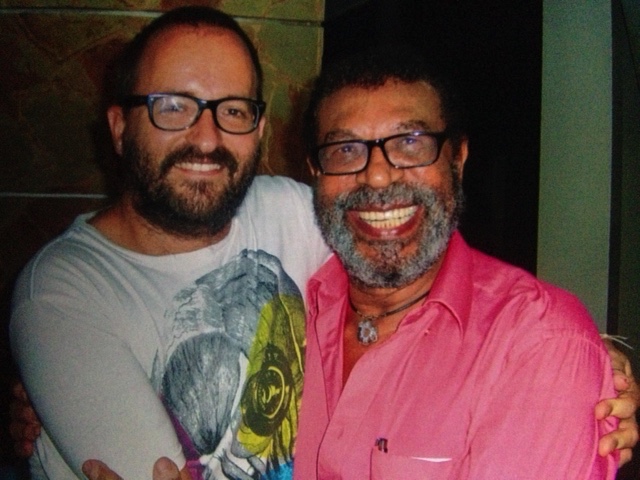 Dos hombres sonriendo juntos