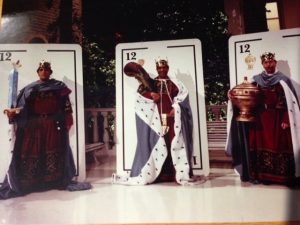 Tres personas disfrazadas de cartas