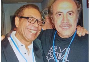 Dos hombres sonriendo juntos