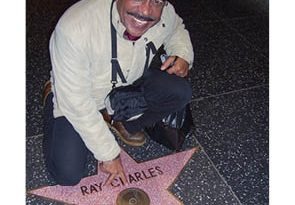 Hombre señalando estrella de Ray Charles