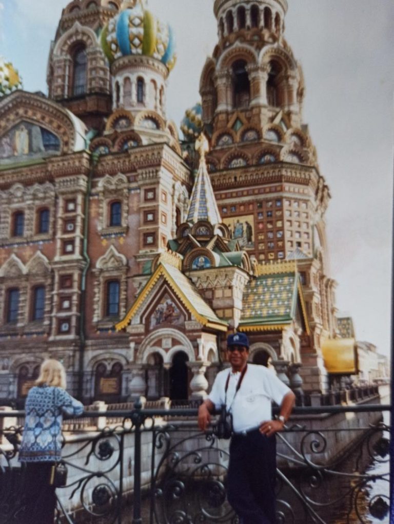 Hombre frente a catedral colorida