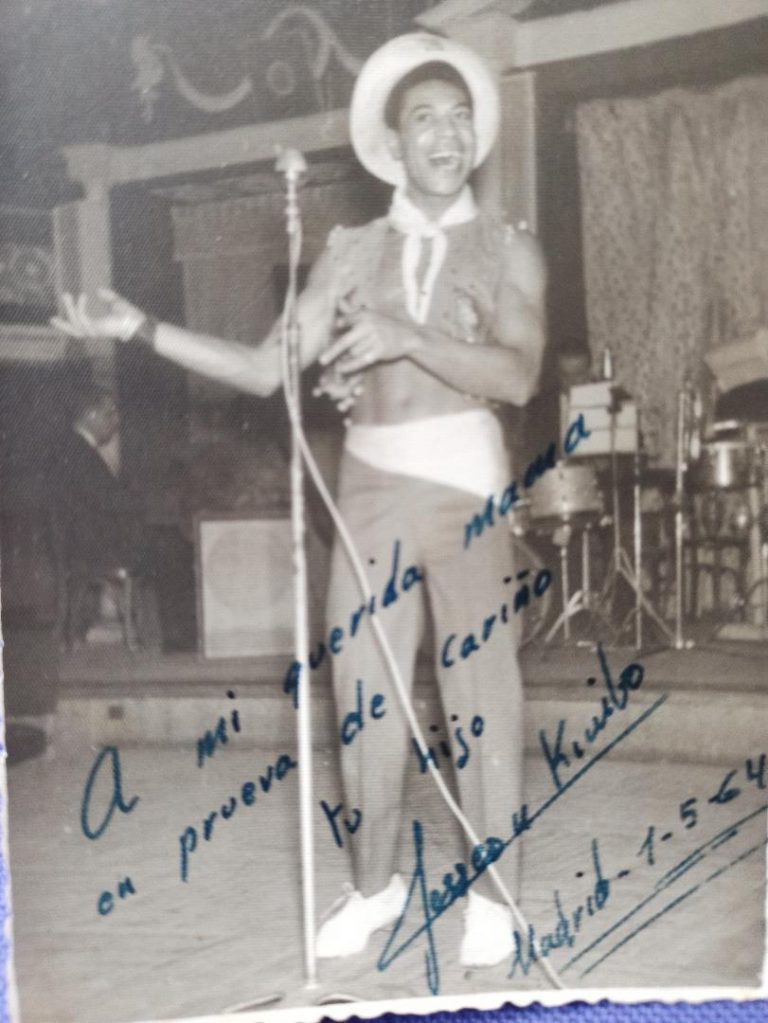 Hombre cantando con sombrero