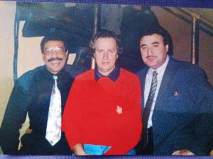 Tres hombres posando juntos