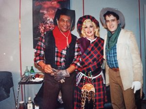 Tres personas en trajes de vaquero