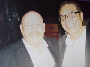 Dos hombres sonriendo juntos