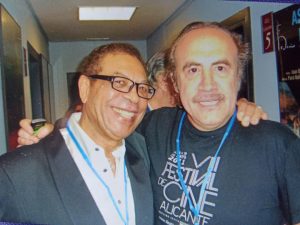 Hombres sonriendo en un evento