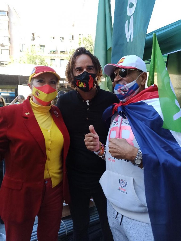 Tres personas sonrientes con banderas