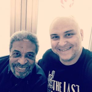 Dos hombres sonriendo juntos