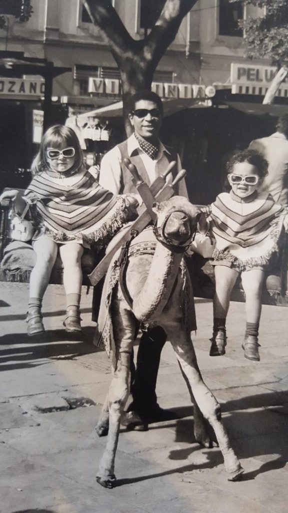 Hombre con niños y burro